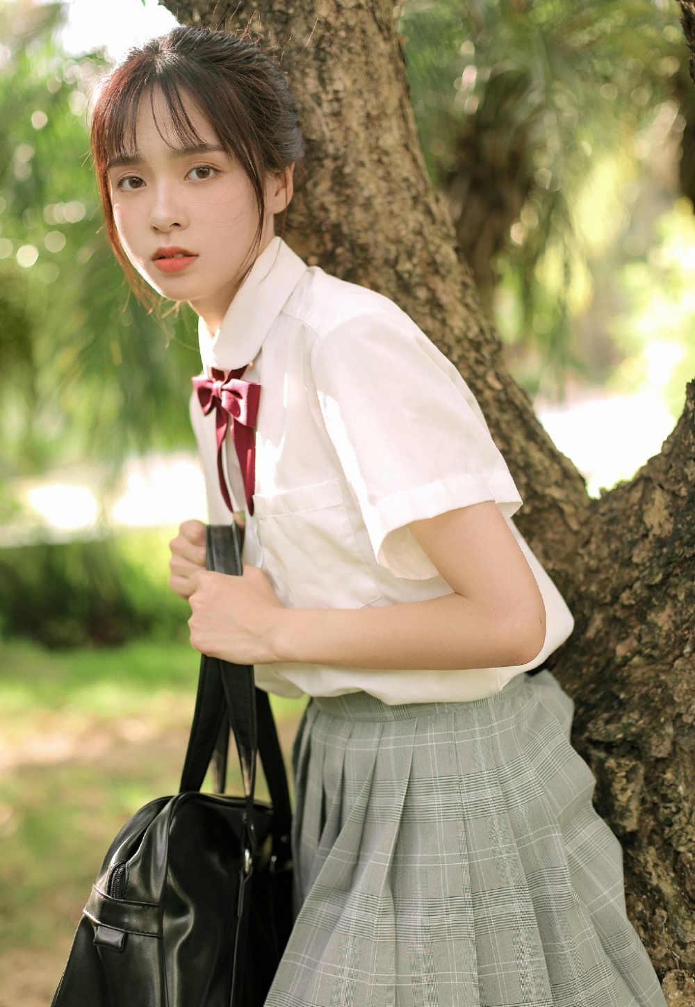 日本校园美少女户外清纯养眼制服诱惑写真图片