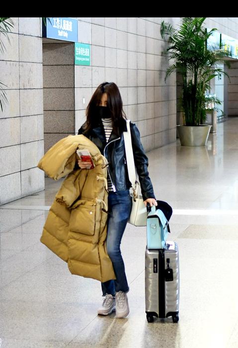 王丽坤素颜口罩遮面独自现身机场 拖着行李箱略显狼狈