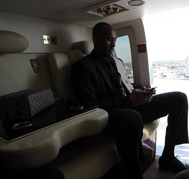 科比·布莱恩特乘坐私人飞机上班图片