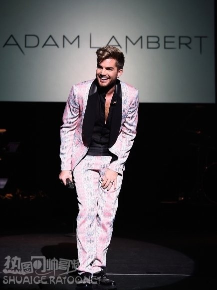 美国流行乐男歌手亚当兰伯特杂志私人派对舞台照