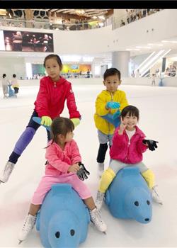 蒋丽莎带孩子溜冰 摆出不同造型童趣满满