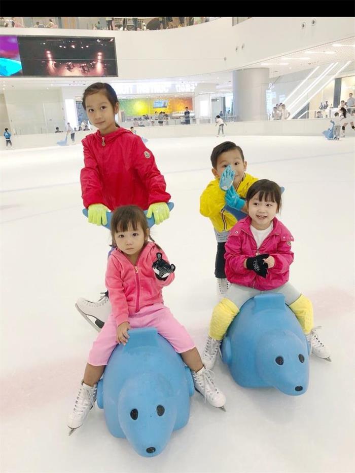 蒋丽莎带孩子溜冰 摆出不同造型童趣满满