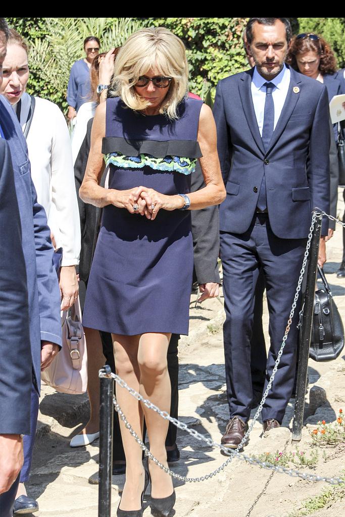 64岁法国第一夫人随总统老公现身 获左右护驾