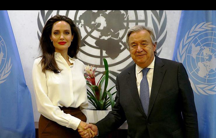 朱莉获联合国秘书长接见 白衣红唇展女王风范
