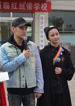张歆艺袁弘做公益情暖艾滋患儿 奉献爱心与孩子互动