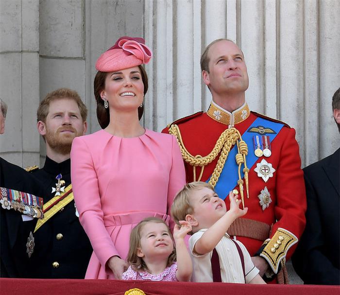 英王室观皇家军队阅兵 乔治王子做鬼脸抢镜