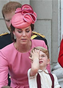 英王室观皇家军队阅兵 乔治王子做鬼脸抢镜