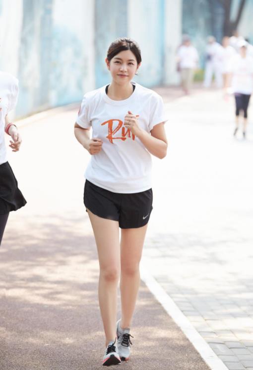 陈妍希挑战马拉松 扎起马尾一秒重返十八岁