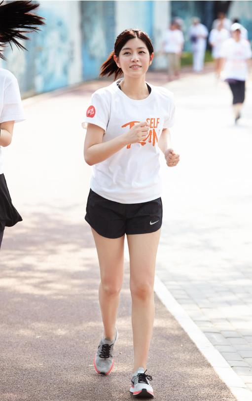 陈妍希挑战马拉松 扎起马尾一秒重返十八岁