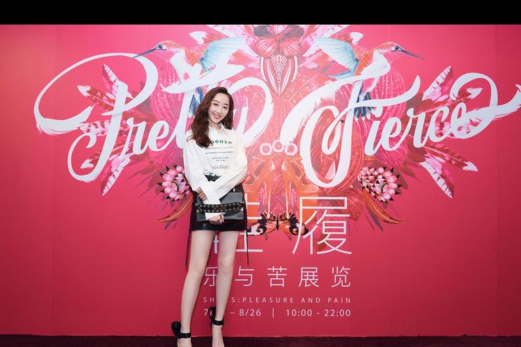 蒋梦婕出席跨界艺术展 大长腿超级迷人