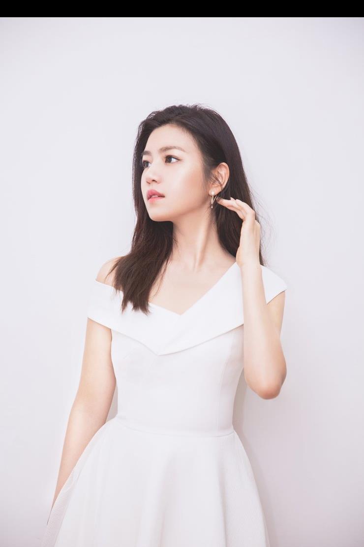 陈妍希现身品牌活动 穿白裙少女般甜美感