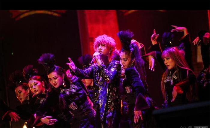 薛之谦世界巡演首站北京正式开唱 红发造型超亮眼