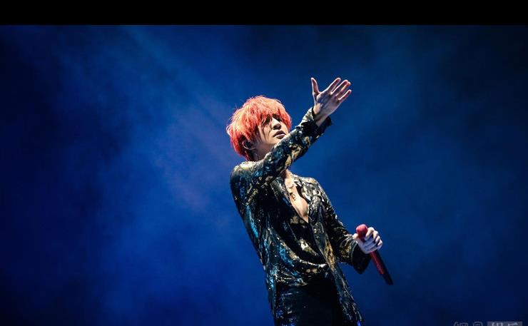 薛之谦世界巡演首站北京正式开唱 红发造型超亮眼
