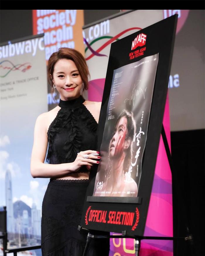 邓丽欣美国荣获亚洲新秀奖 黑色装扮气质迷人