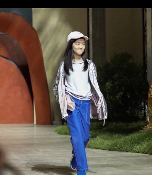 某童装品牌巴黎时装周 “星二代”担任小模特儿