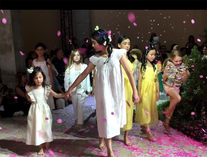 某童装品牌巴黎时装周 “星二代”担任小模特儿
