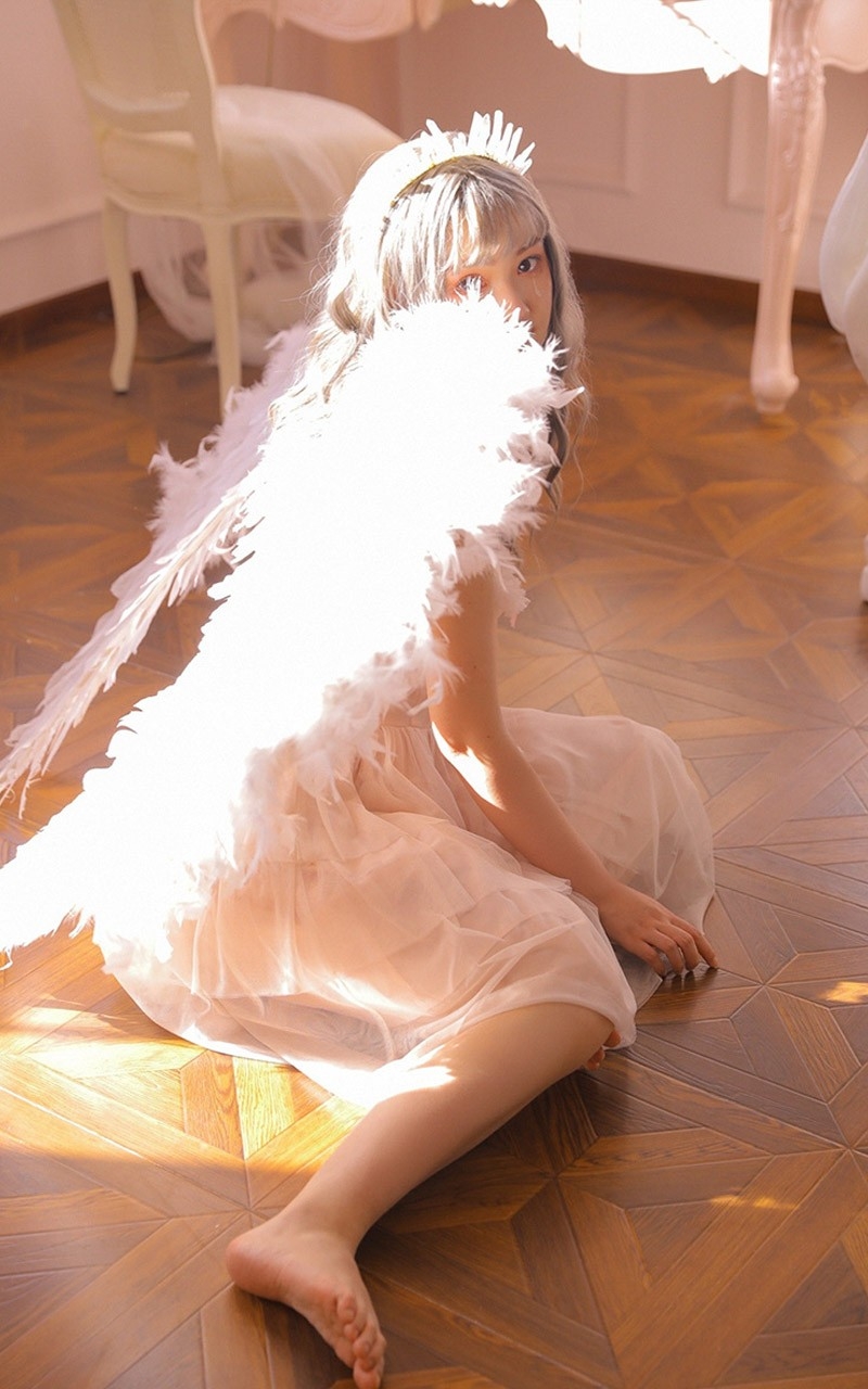 非主流美女纯白连衣裙羽毛翅膀化身人间天使写真