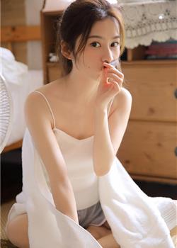 日本小妞唇红齿白皮肤白皙美丽动人居家艺术写真