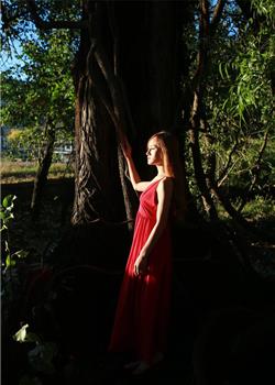 长裙美女森系写真 气质像原始森林般自然纯净