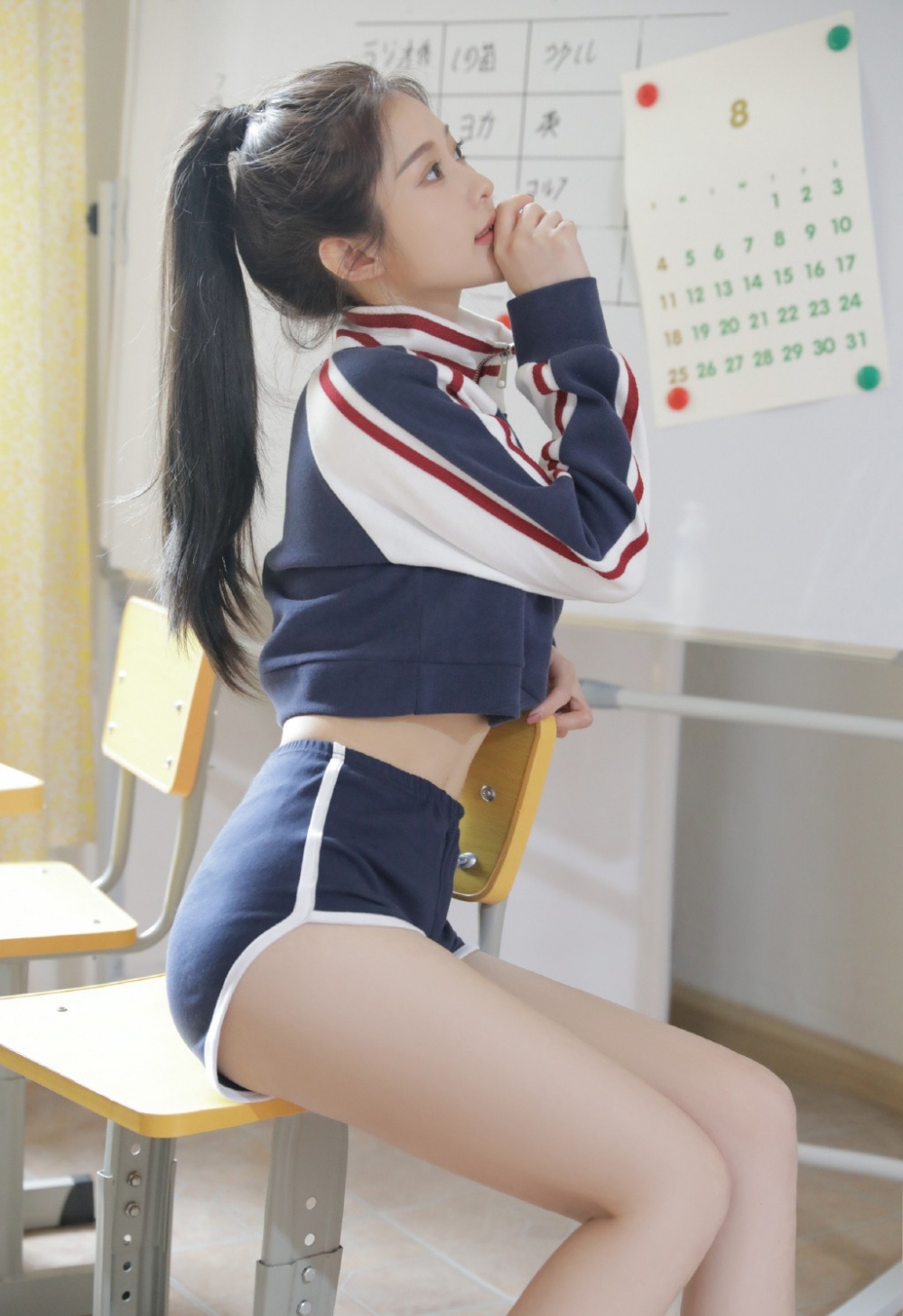 高马尾美女学生妹休闲运动服细腰长腿教室艺术照