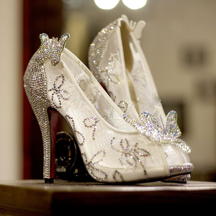 穿上灰姑娘的水晶鞋变成受万人瞩目的公主
