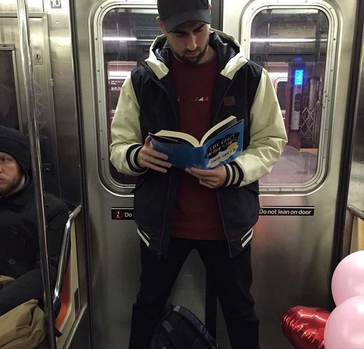 穿衣服的好肉体 地下铁看书男的性感你懂吗