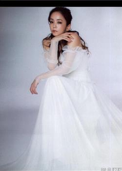 安室奈美惠再登《MORE》封面 一袭白裙超美