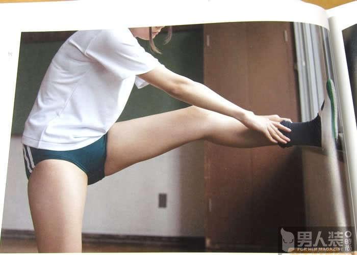 一组日本女高中生短裤的写真