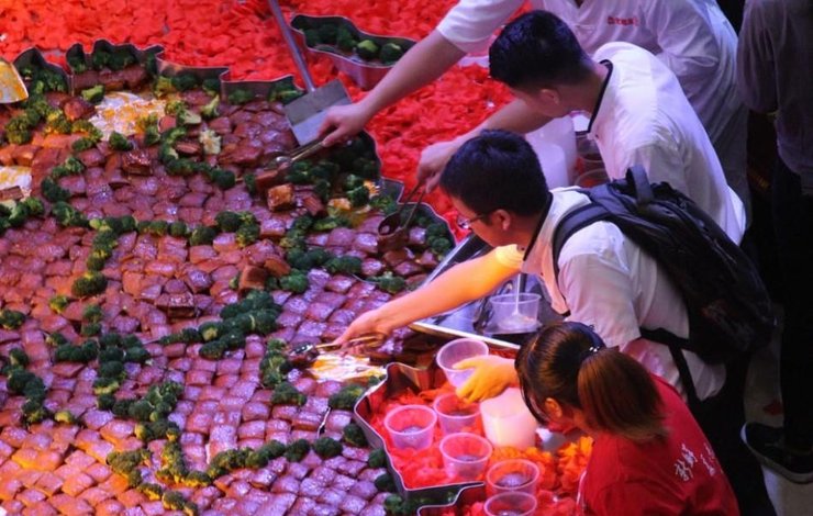厨师用四千块红烧肉制成中国地图