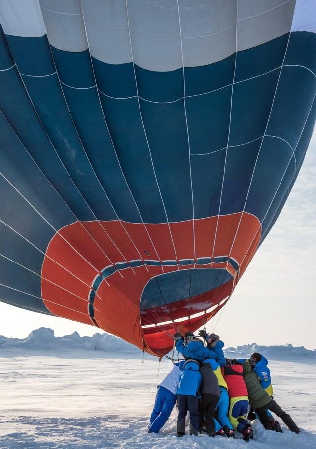 英国冒险家驾热气球穿越北极 零下20℃起飞