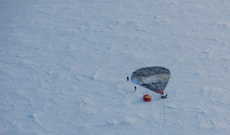 英国冒险家驾热气球穿越北极 零下20℃起飞