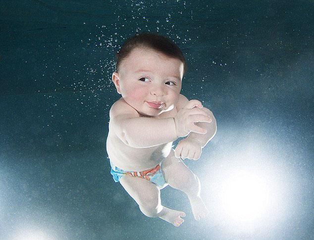 萌死人！摄影师拍婴儿水下囧照