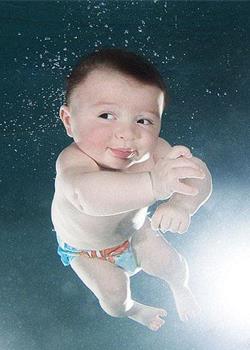 萌死人！摄影师拍婴儿水下囧照