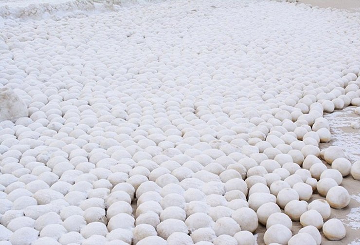 俄罗斯海岸现神秘雪球堆 规模巨大