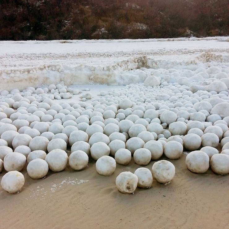 俄罗斯海岸现神秘雪球堆 规模巨大