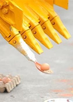 福建机械达人展示用挖掘机铲鸡蛋