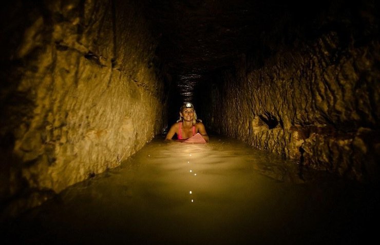 美国女子身穿比基尼在巴黎地下墓穴“冲浪”