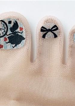 日本商家推出自带美甲长筒袜 成时尚新宠