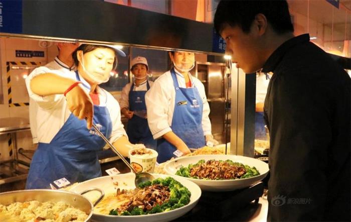 高校食堂将网络新词“蓝瘦香菇”做成菜