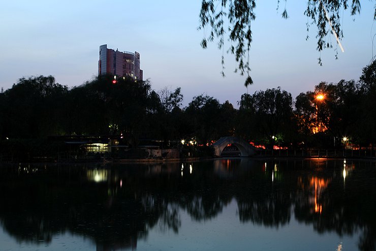 摄影图片夜幕下的康庄公园