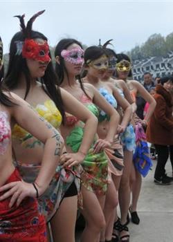 安徽芜湖：人体彩绘模特亮相旅游节引围观