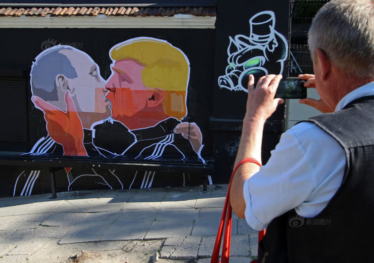 立陶宛街头现普京与川普拥吻涂鸦