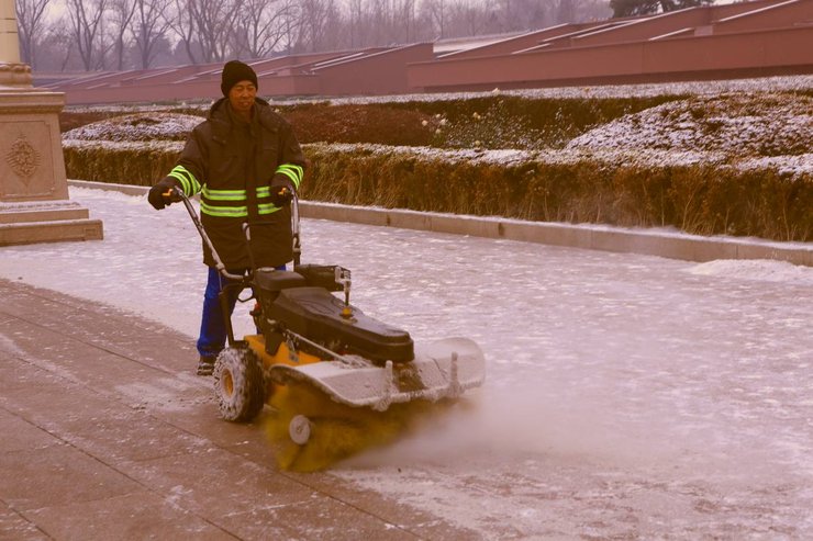 摄影图片 雪中勤劳辛苦的环卫工人