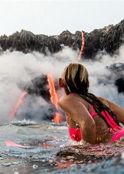 美国女子喷涌火山附近勇敢冲浪