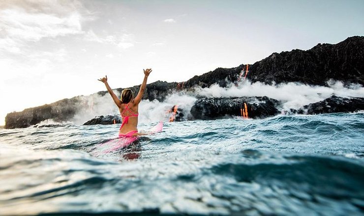 美国女子喷涌火山附近勇敢冲浪