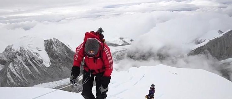 男子从7700米高峰跳下 刷新人类跳伞纪录