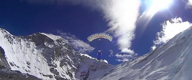 男子从7700米高峰跳下 刷新人类跳伞纪录