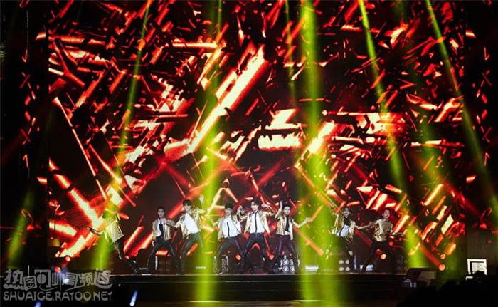 EXO第二轮世界巡回演唱会上海站舞台照