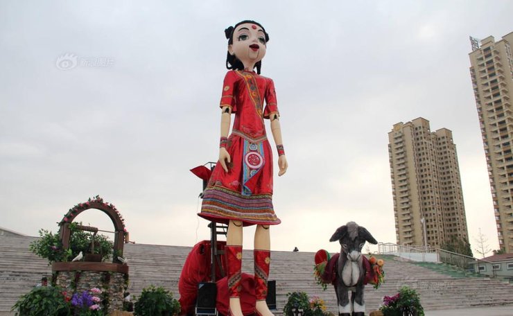 山东现世界最高洋娃娃 4层楼高会跳舞