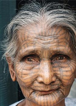 缅甸部落风俗:女性面部纹身标志成年